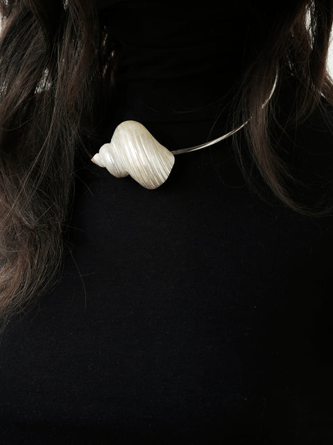 gold mouth shell neck-cuff
