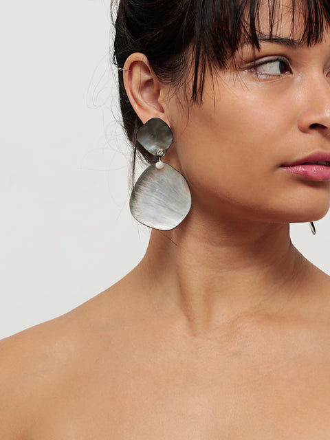 two irregular bmop shell drop earrings
