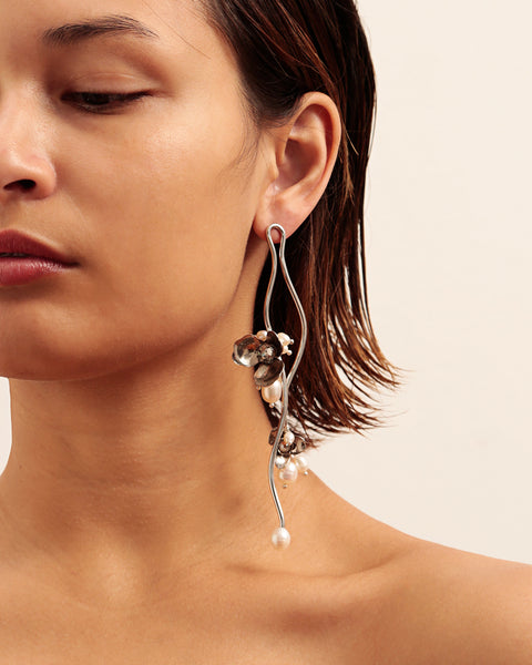 RS.IL.E.040 | CLUSTER OF FLORES AND PEARLS LONG DROP EARRING