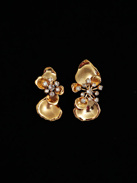 golden flowers mismatched earrings