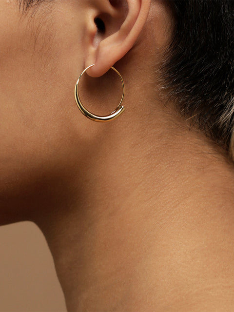 RS.9.T.E.011 | TAPERED TABUA HOOP EARRINGS WITH CRYSTAL TIP