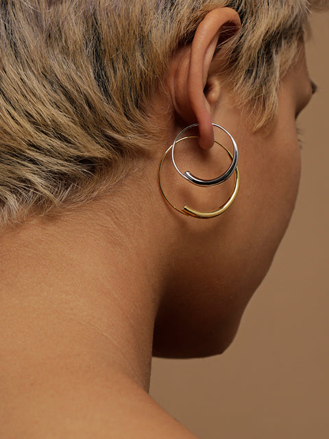 RS.9.T.E.011 | TAPERED TABUA HOOP EARRINGS WITH CRYSTAL TIP