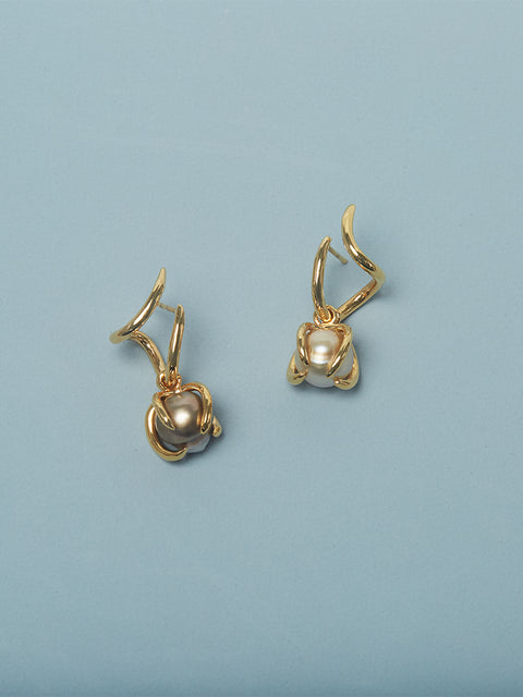 fiji pearl drop claw earrings